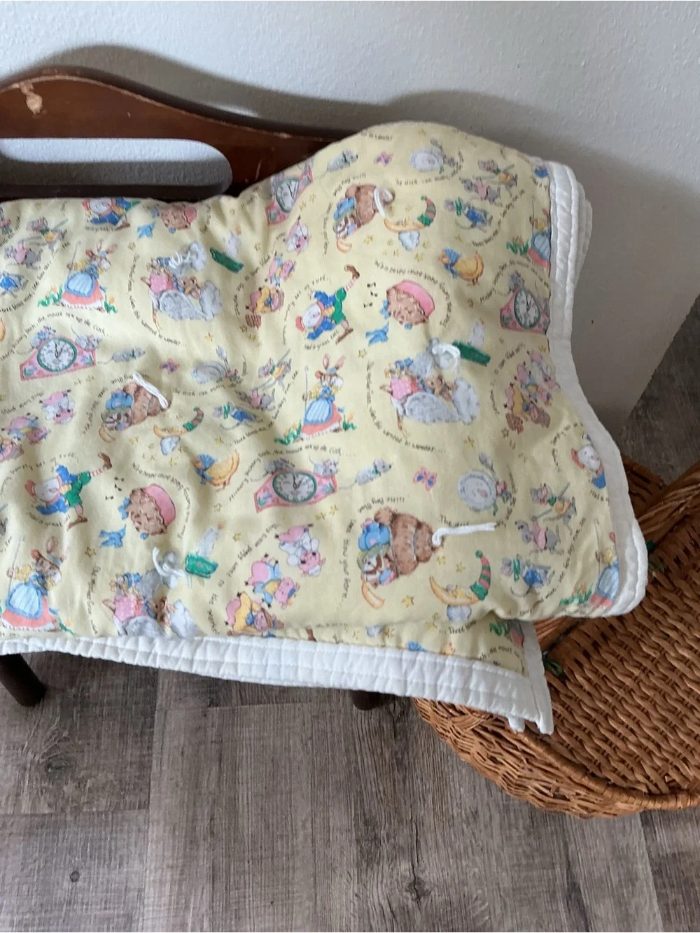 Vtg Mother Goose Nursery Rhyme Baby Quilt Yellow Panel Blanket 43x51.5 1990s - Picture 9 of 10